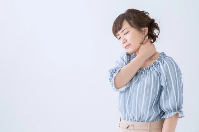 首の痛みで悩む女性のイメージ